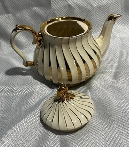 Tetera de cerámica Sadler England marfil remolino con adornos dorados - Imagen 1 de 7