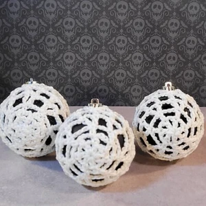 Halloween Ornamente - umwickelt mit Handarbeit gehäkelt - Spinnennetze auf schwarz - Bild 1 von 7