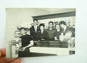 VECCHIA FOTO INTERNO BAR SONCINO VIA XXV APRILE 1960 - Foto 1 di 2