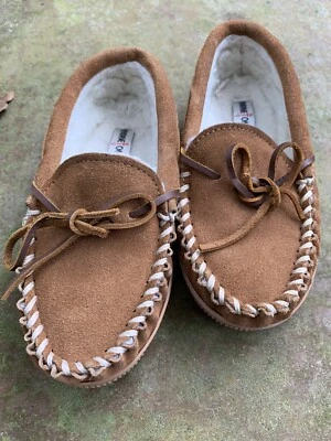 Zapatillas de mocasín Minnetonka juveniles de cuero y piel de oveja con suelas de goma talla 1 Foto 1 de 4