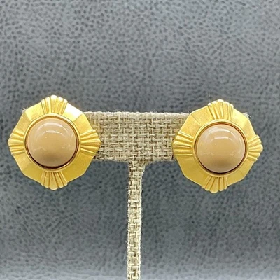 Pendientes de clip Monet tono dorado beige cabujón redondo llamativo joyería audaz Foto 1 de 4