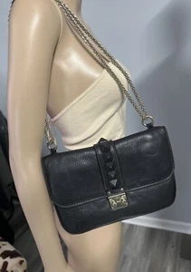 Borsa media con patta VALENTINO in pelle nera con chiusura glam - catena a tracolla in metallo - Foto 1 di 14