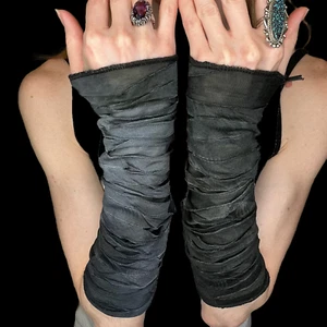 Guantes de vendaje de momia gris con cordones calentadores de brazos disfraz de Halloween negro zombi psíquico - Imagen 1 de 4