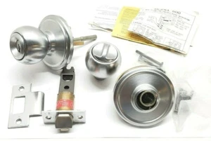 Cerradura de puerta giratoria de perno y pulgar, plata, marca Kwikset - Imagen 1 de 5