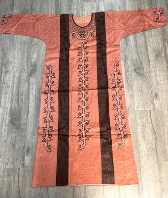 Caftán sedoso bordado de Oriente Medio talla grande Foto 1 de 4