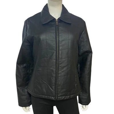 Chaqueta grande de cuero negra recortada estilo acolchado estilo cremallera KC Collections para mujer Foto 1 de 4