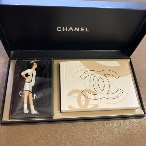 Collana bambola CHANEL Mademoiselle Coco animazione libretto Chanel regalo autentico