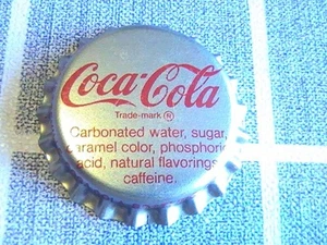 TAPA BOTELLA SIN USAR FORRADA DE PLÁSTICO COCA-COLA FAYETTEVILLE ARK - Imagen 1 de 3