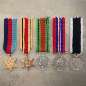 1939 - 45 STAR, AFRICA STAR, DEFENCE, WAR + NZ WAR SERVICE MEDAL SET | GOLD TONE - Picture 1 of 2