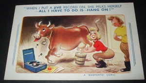 1960 BAMFORTH Comic PLATTENSPIELER JIVE MUSIK ALBUM TANZ KUH MELKT SICH SELBST Humor - Bild 1 von 2