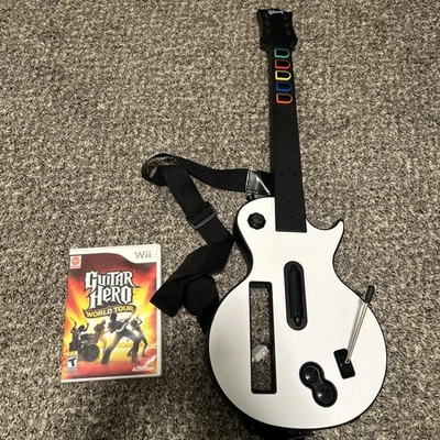 Wii Guitar Hero Gibson Les Paul bianca wireless con cinturino e 1 gioco World Tour - Immagine 1 di 4