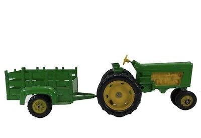 Tractor agrícola Hubley verde vintage con remolque Foto 1 de 4