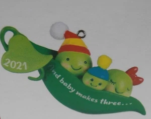 Hallmark 2021 Ornamento Bebé Hace Tres Guisantes Nuevos en una Cápsula - b4 - Imagen 1 de 5