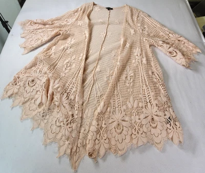 Cárdigan kimono de encaje festoneado rosa tórrido para mujer 1/2 Foto 1 de 4