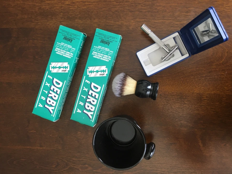 Conjunto de barbear/conjunto de presente, barbeador de borda dupla, pincel, caneca de porcelana + 200 peças DerbyExtra  - Imagem 1 de 2