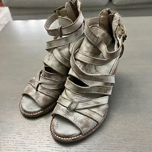 Freebird By Steven Claw Sandals Distressed Women's 7 White - Picture 1 of 8