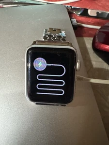 apple watch series 3, 38 mm Silver Stainless hook and loop closure belt. - Photo 1 sur 11