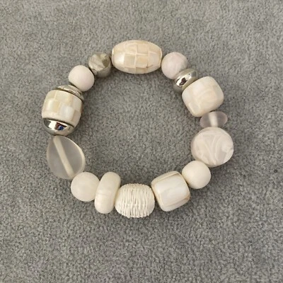 Pulseira elástica feminina delicada elegante com contas de acrílico bege e prata 7” - Imagem 1 de 4