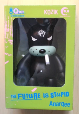 Colección Qee Frank Kozik The Future is Stupid 8" Anarqee Smoking Black Bear Foto 1 de 2