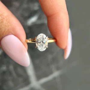 Anillo de compromiso de oro amarillo de 14 k con diamantes cultivados en laboratorio de corte ovalado de 1,60 quilates certificado IGI - Imagen 1 de 11