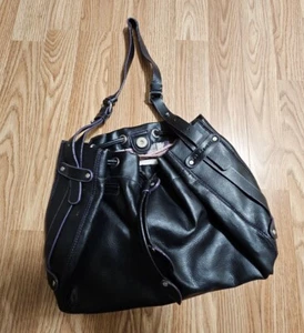 Bolso de Mano Cul-De-Sac Cuero Negro Mediano Bolsillo Flor Interior Púrpura - Imagen 1 de 11