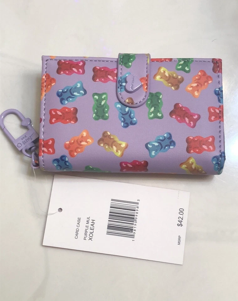 Cartera para tarjetas Betsey Johnson púrpura multicolor con llavero estampado de oso de goma nueva con etiquetas Foto 1 de 4