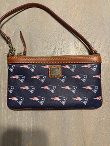 Dooney & Bourke x NFL Navy Blue Super Bowl Wristlet New England Patriots - Picture 1 of 6