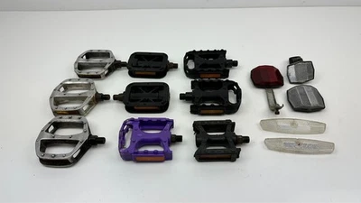 Lote de piezas de bicicleta de despegue usadas pedales y reflectores rojo metal transparente negro Foto 1 de 4