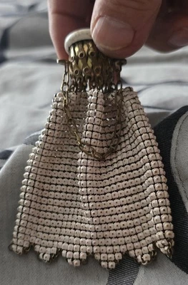 EXCELENTE BOLSO DE MONEDAS SUPERIOR PUERTA MALLA LATÓN Y ESMALTE ANTIGUO AÑOS 20-30 PARA DAMAS  Foto 1 de 4