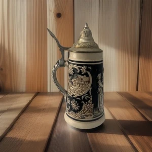 Vintage Marzi und Remy Deutscher Bierstein 906 Zinndeckel Flirtszene Taverne - Bild 1 von 7