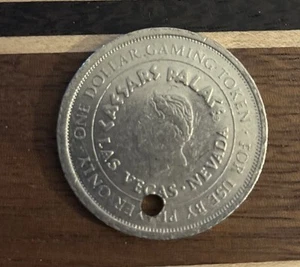 Ficha de juego de casino de un dólar, Caesars Palace, Las Vegas, NV perforada - Imagen 1 de 2