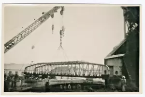 OLD PHOTO CRANE LIFTING METAL BRIDGE INTO PLACE AT DOCKS GLOUCESTER ? - Foto 1 di 1