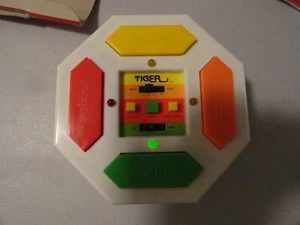 Juego electrónico vintage Tiger Electronics Copy Cat 1979 con caja probado funciona - Imagen 1 de 10