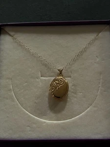 9ct gold photo locket on a 9ct gold 18 inch fine-link chain, 1.5g - Picture 1 of 6