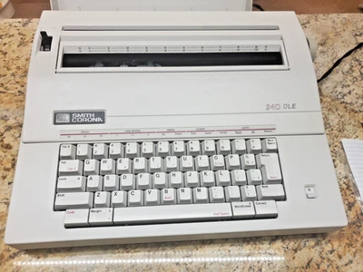 Портативная электрическая пишущая машинка Smith Corona 240 DLE с крышкой протестирована работает в Сингапуре - Изображение 1 из 4