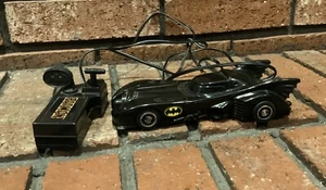 Batman 7" Auto d'epoca telecomandata 1989 con cavo non funzionante - Foto 1 di 3