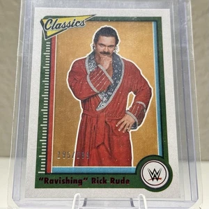 2023 Panini Chronicles Classics WWE - Ravishing Rick Rude #155 ROSSO /199 SP - Foto 1 di 2