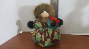 MUÑECA ESQUIMAL CARA MADERA 6" Llena de Arena con CORONA DE NAVIDAD - Imagen 1 de 4