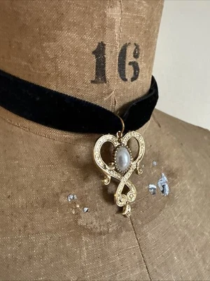 Gargantilha vintage anos 90 veludo preto Laura Jordan ~ Novo estoque antigo com etiquetas ~ Ajustab 12-16” - Imagem 1 de 4