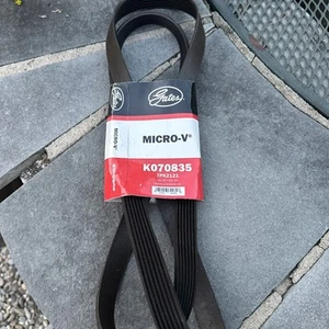 Serpentine Belt-Premium OE Micro-V Belt Gates K070835. Nuevo. - Imagen 1 de 2