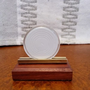 1 Compartment wooden medal / Coin Display Stand - Foto 1 di 7