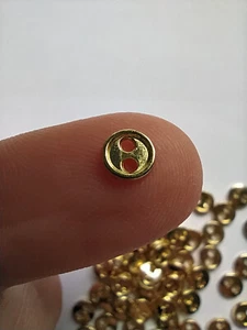 10x Gold 4 mm Mini Metall Runde Knöpfe Puppenkleidung Nähen Basteln - Bild 1 von 3