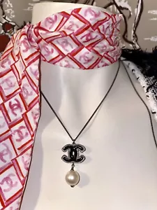 CHANEL COLLIER HALSKETTE MIT CC LOGOUND PERLE - Picture 1 of 10