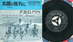 ASTRONAUTS-Moovin'/Baby Let's Play House Rare Japan 7"single - Picture 1 of 1