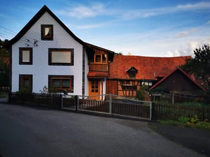 Älteres Einfamilienhaus mit großer Scheune - Bild 1 von 9