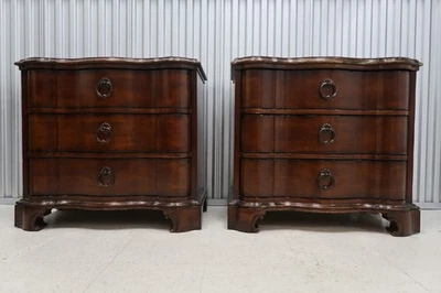 Par de cómodas de caoba real estilo italiano de muebles Century Foto 1 de 4