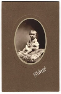 Photo L. Léonard, Creil, Kleinkind sitzend auf Fell - Picture 1 of 2