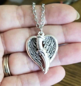 Collar Daga Ángel Espada Corazón Colgante Corazón Sobrenatural Alas de Ángel Unisex - Imagen 1 de 5