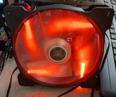 Corsair, 135mm LED (rot) Lüfter, 3-Pin - Bild 1 von 2