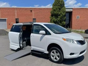 2016 Toyota Sienna LE HANDICAP WHEELCHAIR REMOTE PWR RAMP 62K Mls - Picture 1 of 12
